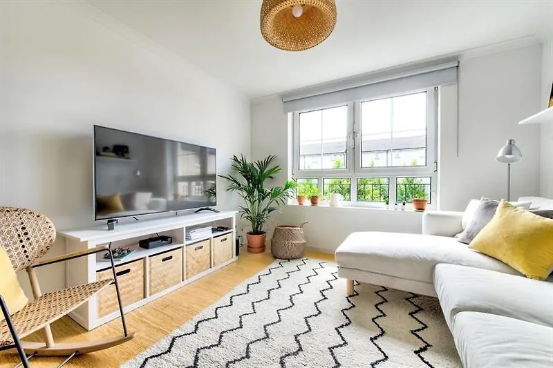 Chic Modern Apartment In Leith Edinburgh